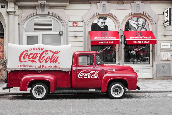 Prague, Çek Cumhuriyeti-Mayıs 15: retro araba kırmızı Ford F-100 Prag'ın tarihi kent 15 Mayıs 2015 sokaklarda reklam yazıt gemide Coca Cola ile