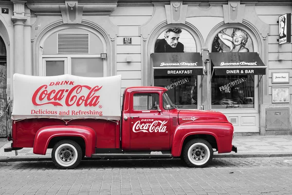 PRAGUE, CZECH REPUBLIC-MAY 15: a red retro car Ford F-100 with a — Stock Photo, Image