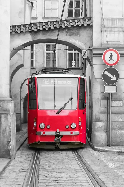 Красный винтажный трамвай на улице старой Праги — стоковое фото