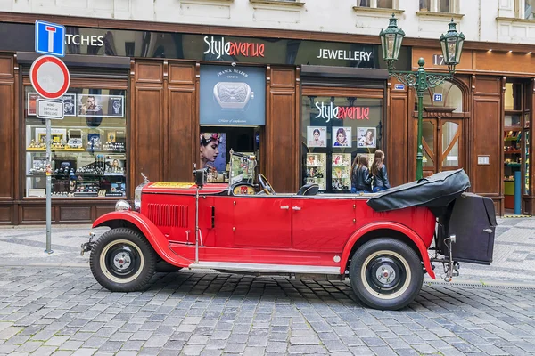 Prague, Cseh Köztársaság május 19: Piros régi autó várakozás-re a turisták — Stock Fotó