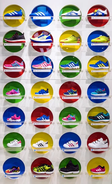 PRAGA, REPÚBLICA CHECA-20 DE ABRIL: Zapatos Adidas en el mostrador en —  Fotos de Stock