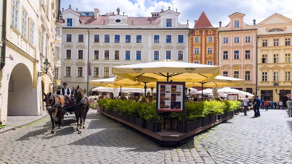 Praga, Republika Czeska - 16 maja: stare ulice Pragi z dużą — Zdjęcie stockowe