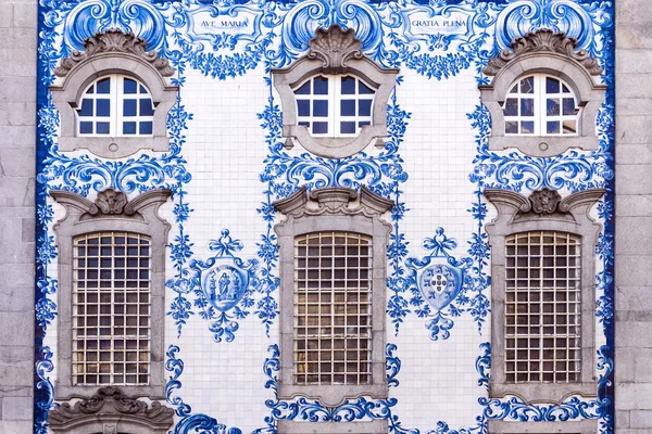 Traditional historic facade in Porto decorated with blue hand pa — Stock Photo, Image