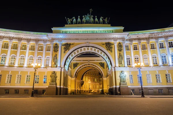 El edificio del Estado Mayor en San Petersburgo — Foto de Stock