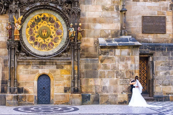 The bride and groom on the background of the famous astronomical — Stock Photo, Image