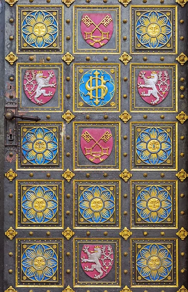 Antigua puerta en la Basílica Menor de Praga —  Fotos de Stock