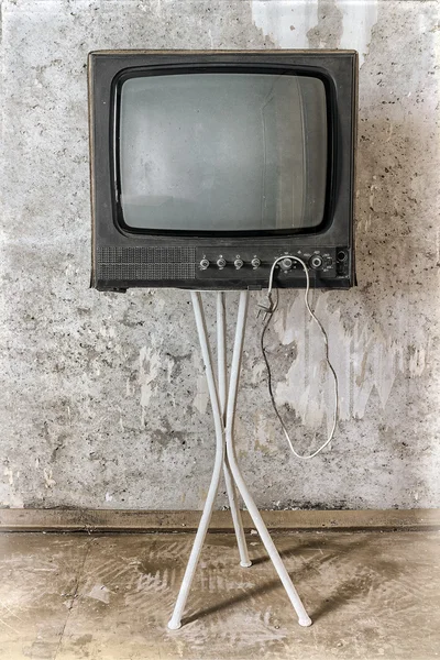 Vintage Tv bir duvara — Stok fotoğraf