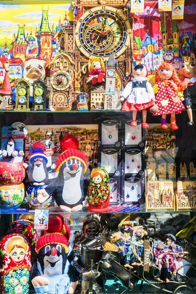 PRAGUE, CZECH REPUBLIC - MAY 15: Showcase of souvenir shop in Pr — Stock Photo, Image