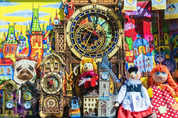 PRAGUE, CZECH REPUBLIC - MAY 15: Showcase of souvenir shop in Pr — Stock Photo, Image