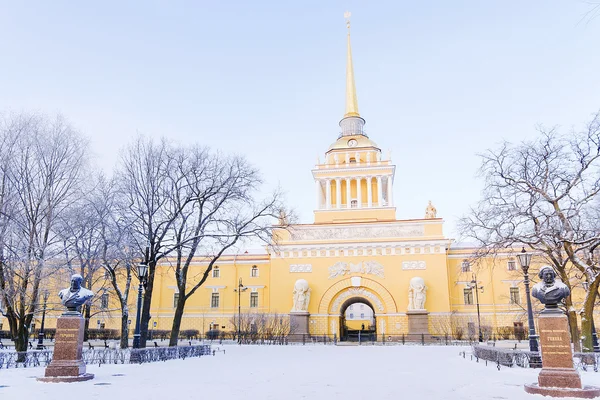 Admiralicji budynku w Sankt-Petersburgu w zimie — Zdjęcie stockowe