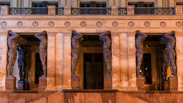 Escultura Atlantis en la entrada del nuevo edificio del Ar —  Fotos de Stock