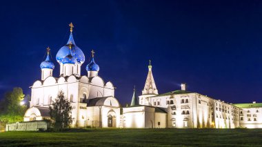 Kremlin Suzdal gecede. Rusya'nın altın yüzük