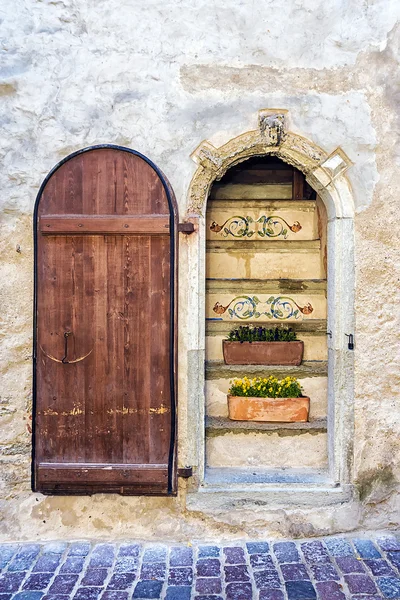 Open de deur in een oud stenen huis — Stockfoto