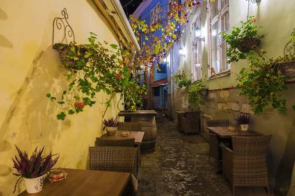 Street cafes at night in Tallinn, Estonia — Stock Photo, Image