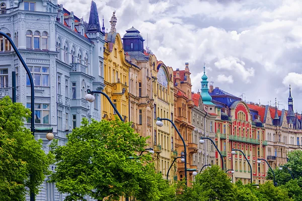 Hermosa fachada de casas antiguas en Praga —  Fotos de Stock