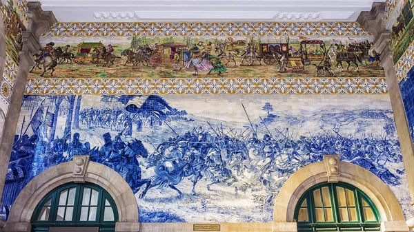 PORTO, PORTUGAL- SETEMBRO 7: decoração da estação ferroviária i — Fotografia de Stock