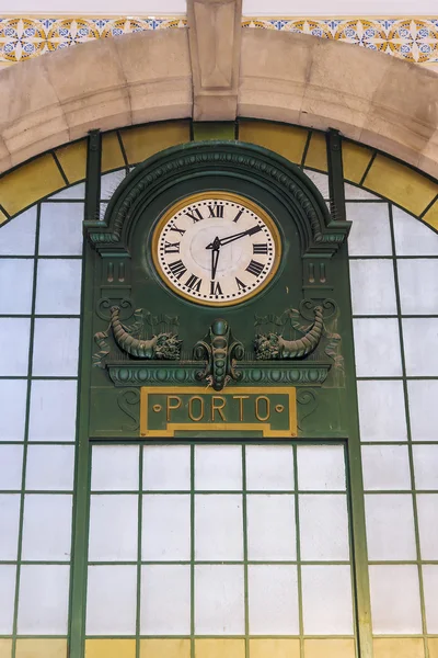 Porto, Portekiz tren istasyonunda tarihi saat — Stok fotoğraf