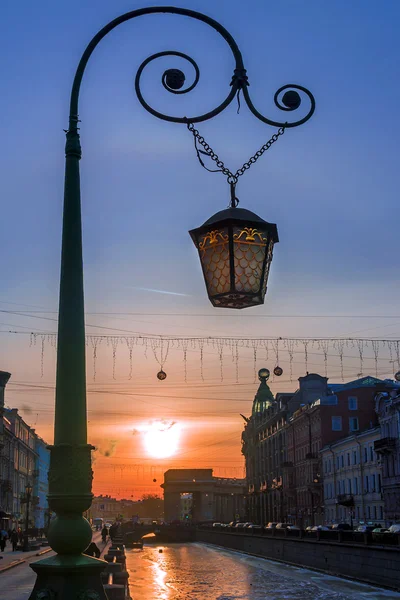 Straat lamp in Sint-Petersburg bij zonsondergang, Rusland — Stockfoto