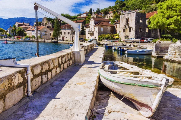 Gamla träbåt på kajen i Perast, Montenegro — Stockfoto