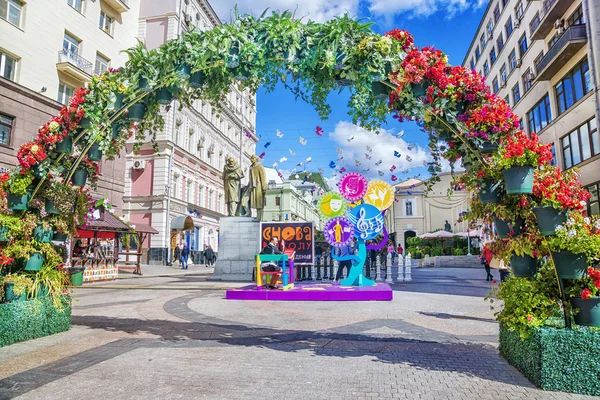МОСКВА, РОССИЯ - 1 сентября: Камергерский переулок богато украшен — стоковое фото