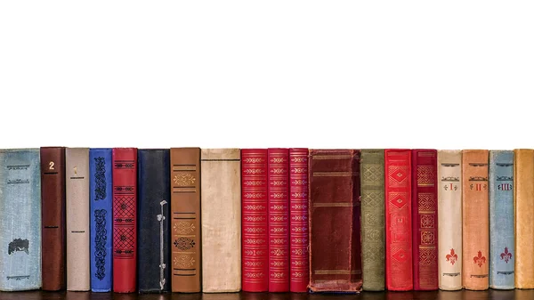 Buchrücken alter Bücher auf weißem Hintergrund — Stockfoto