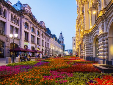 Moscow, Rusya Federasyonu-24 Temmuz. Nikolskaya Caddesi çiçek ile dekore edilmiştir.