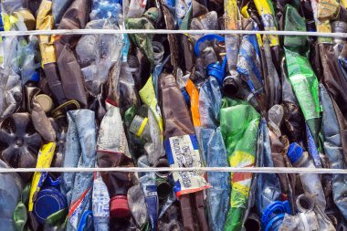 Ezilmiş evde beslenen hayvan-bottles(the concept of environmental protection)