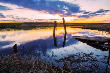 Nehirde gün batımı