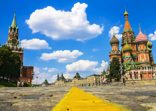 St. Basil's Cathedral on Red Square in Moscow, Russia. — Stock Photo, Image