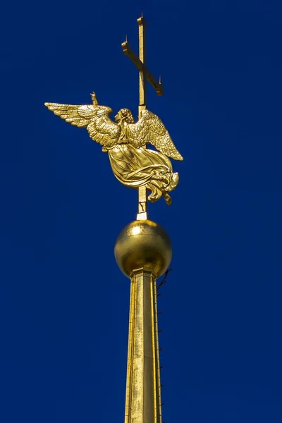 Golden angel on the spire of Peter and Paul Fortress (Angel is l — Stock Photo, Image