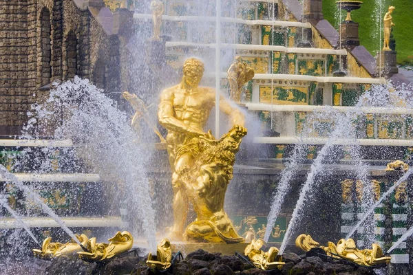 Samson-brunnen in peterhof — Stockfoto