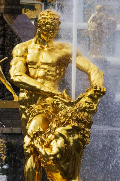 Samson fountain in Peterhof — 图库照片