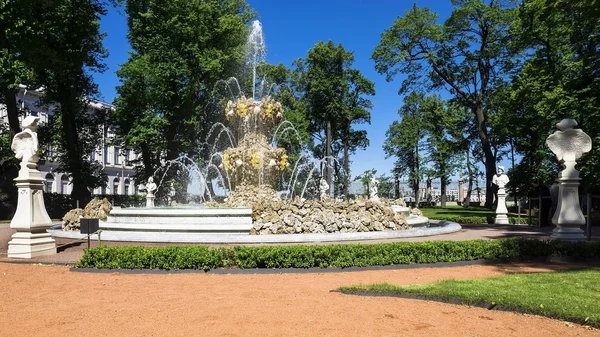 Jardim de Verão em São Petersburgo, Rússia — Fotografia de Stock