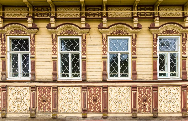 Façade sculptée d'une maison en bois — Photo