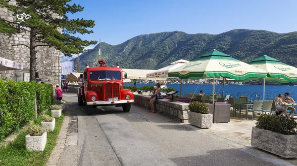 Perast, Montenegró - augusztus 27. tűz retro autó a vízparton — Stock Fotó