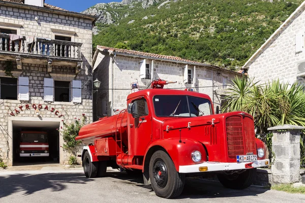 Perast, Montenegró - augusztus 27. tűz retro autó a vízparton — Stock Fotó