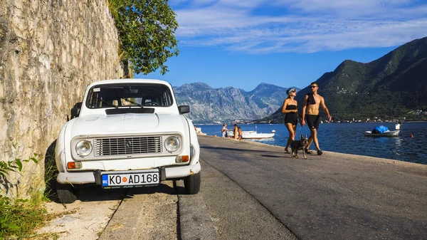 Perast, Montenegró-augusztus 27. Retro autó Renault a waterfron — Stock Fotó