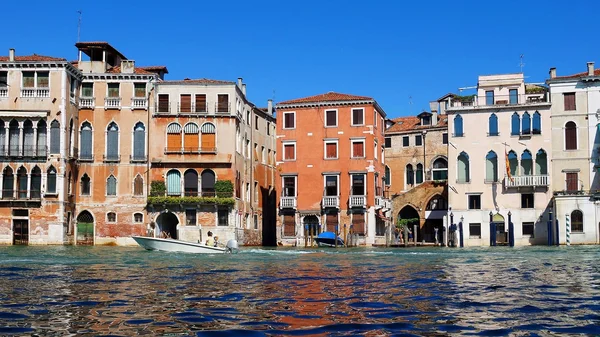 Lancha no Grande Canal em Veneza, Itália — Fotografia de Stock