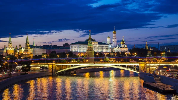 Moscow Kremlin (visão noturna, vista da ponte Patriarcal), R — Fotografia de Stock