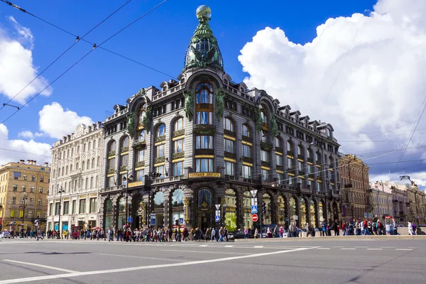 St.Petersburg, Ryssland-juni 17. Huset av "Zinger" på Nevskij Pro — Stockfoto