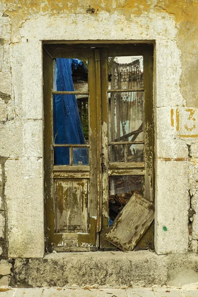 Παλιά πόρτα στο κτίριο καταστράφηκε — Φωτογραφία Αρχείου