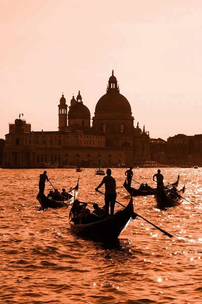 Gondoliers στο μεγάλο κανάλι στη Βενετία της Ιταλίας — Φωτογραφία Αρχείου