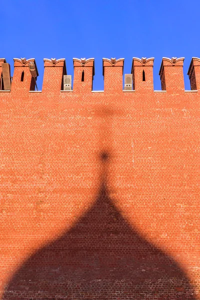 Parede do Kremlin com uma sombra das cúpulas de St. Catedra de Basílio — Fotografia de Stock