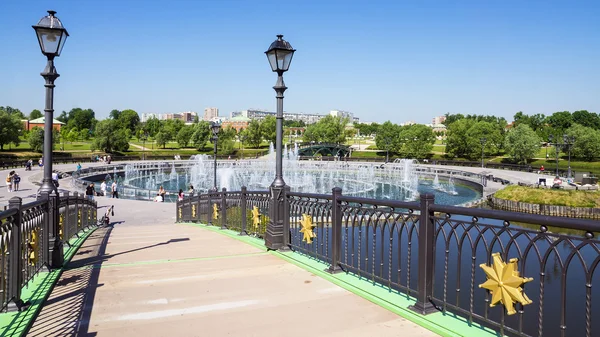 Ponte de arco e fonte musical no Parque Tsaritsyno, Moscou, Rus — Fotografia de Stock