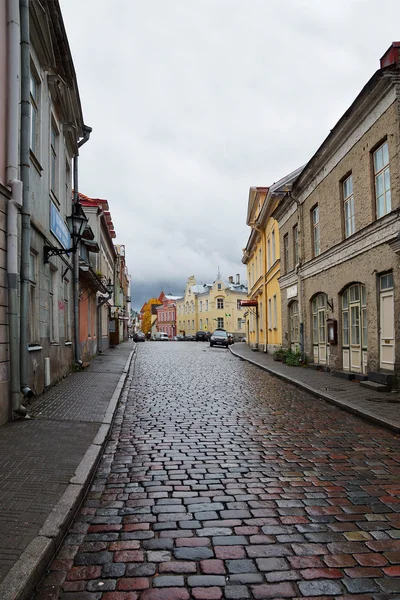 Calles empedradas del viejo Tallin en tiempo lluvioso —  Fotos de Stock