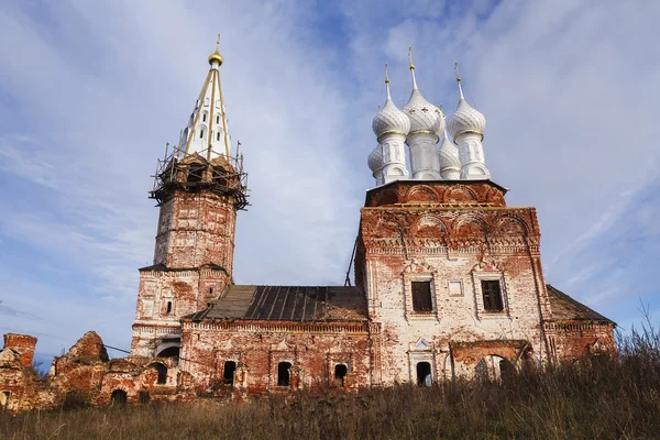 Zerstörung der orthodoxen Kirche (Restaurierung) — Stockfoto