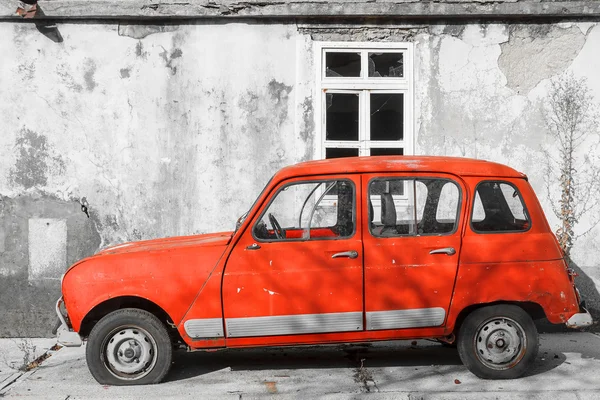 CETINJE, MONTENEGRO - AUGUST 25. Red the Retro the Renault car o — Stock Photo, Image