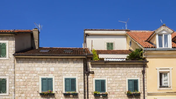 Facade of an old house with a tiled roof — Stock Photo, Image