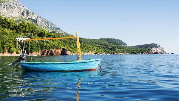 A Földközi-tenger partján horgászcsónak — Stock Fotó