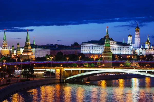 Московский Кремль (ночной вид, вид с Арбатского моста), Р — стоковое фото